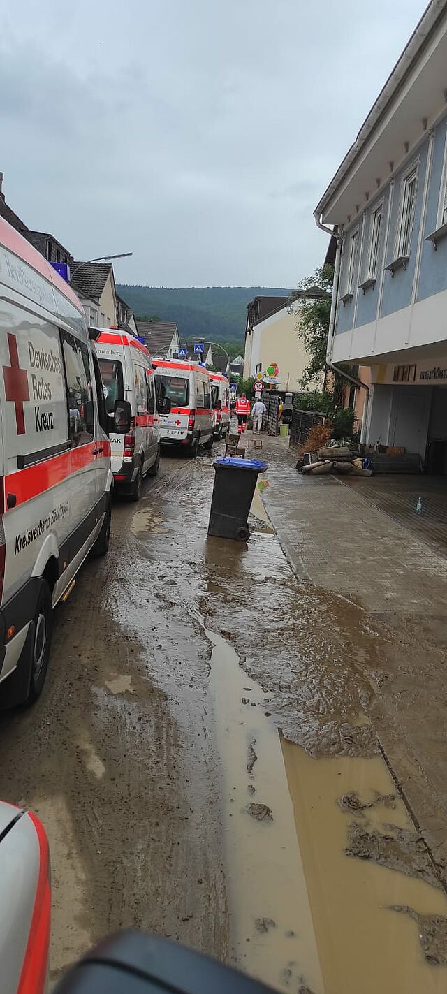 Notfallkrankenwagen auf der Fahrt durch die Hochwasserkatastrophe in Rheinland-Pfalz