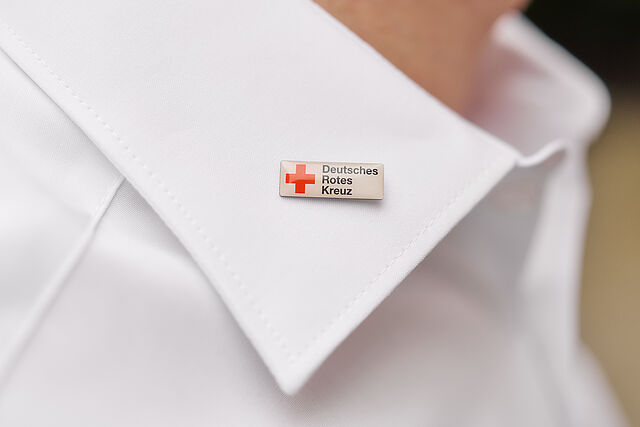 Weißer Hemdkragen mit DRK Kompaktlogo Pin