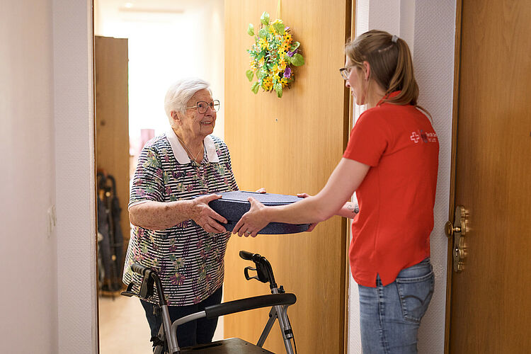 Mahlzeitendienst_Auslieferung einer Mahlzeit