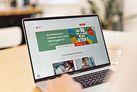 Aufgeklappter Laptop mit Website des DRK drk.de