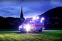 Rettungswagen mit Blaulicht im dunkeln