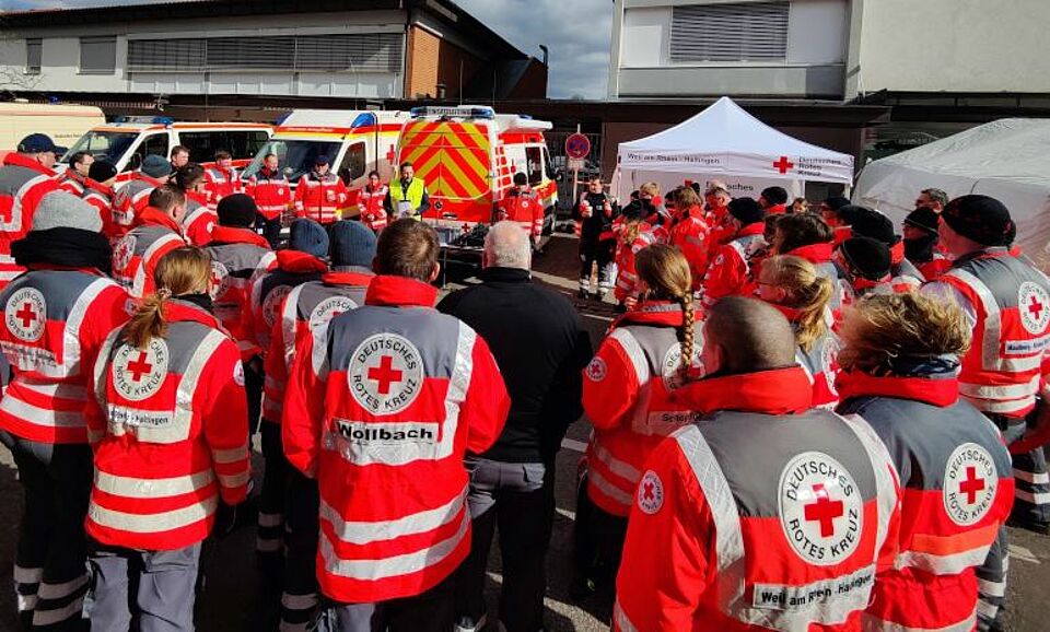Viele Helfer des Roten Kreuz bei der Vorbesprechung eines großen Sanitätsdienst